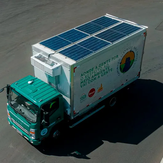 Painel solar instalado em caminhão